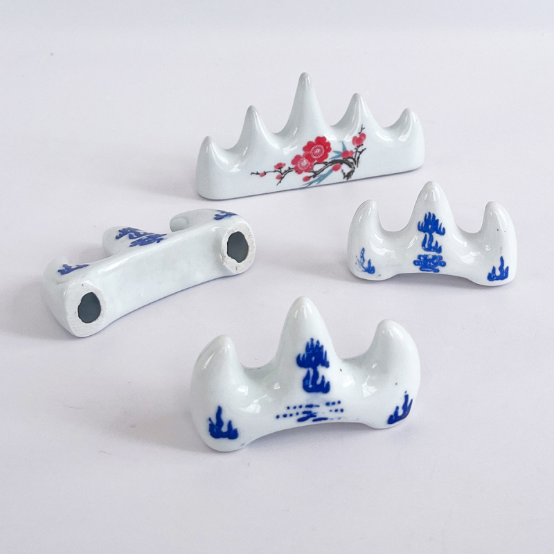 Keraminis šepetėlių laikiklis kalno formos, mėlynos ir baltos porcelianos stilius, piešimui ir meno pamokoms