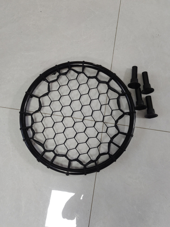 Sisemine korvpallitreeninguvõrk raua raamiga, pallikorraldaja ja korvpallilaud