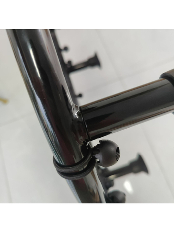 Sisemine korvpallitreeninguvõrk raua raamiga, pallikorraldaja ja korvpallilaud