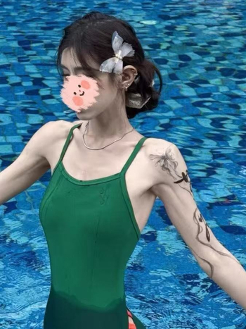 Γυναικείος ολόσωμος μαγιό, ανοιχτή πλάτη, γρήγορο στέγνωμα, αδυνατιστικός σχεδιασμός, κατάλληλο για μικρό στήθος, 80% νάιλον με επένδυση πολυεστέρα-σπαντέξ, για κολύμβηση και σερφ