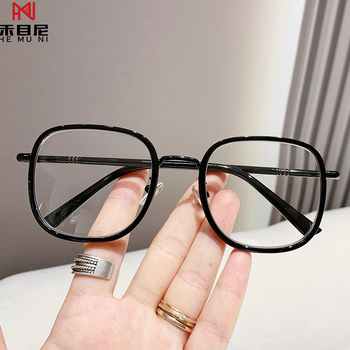 Olvasószemüveg gyanta lencsékkel; sugárzás elleni, UV- és kékfény elleni védelem; közeli és távoli látás támogatása; teljes keretű TR fém keret.