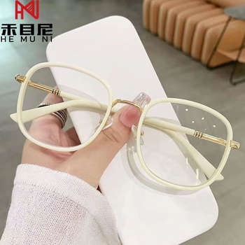 Olvasószemüveg gyanta lencsékkel; sugárzás elleni, UV- és kékfény elleni védelem; közeli és távoli látás támogatása; teljes keretű TR fém keret.