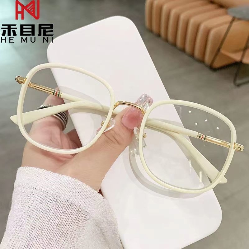 Olvasószemüveg gyanta lencsékkel; sugárzás elleni, UV- és kékfény elleni védelem; közeli és távoli látás támogatása; teljes keretű TR fém keret.