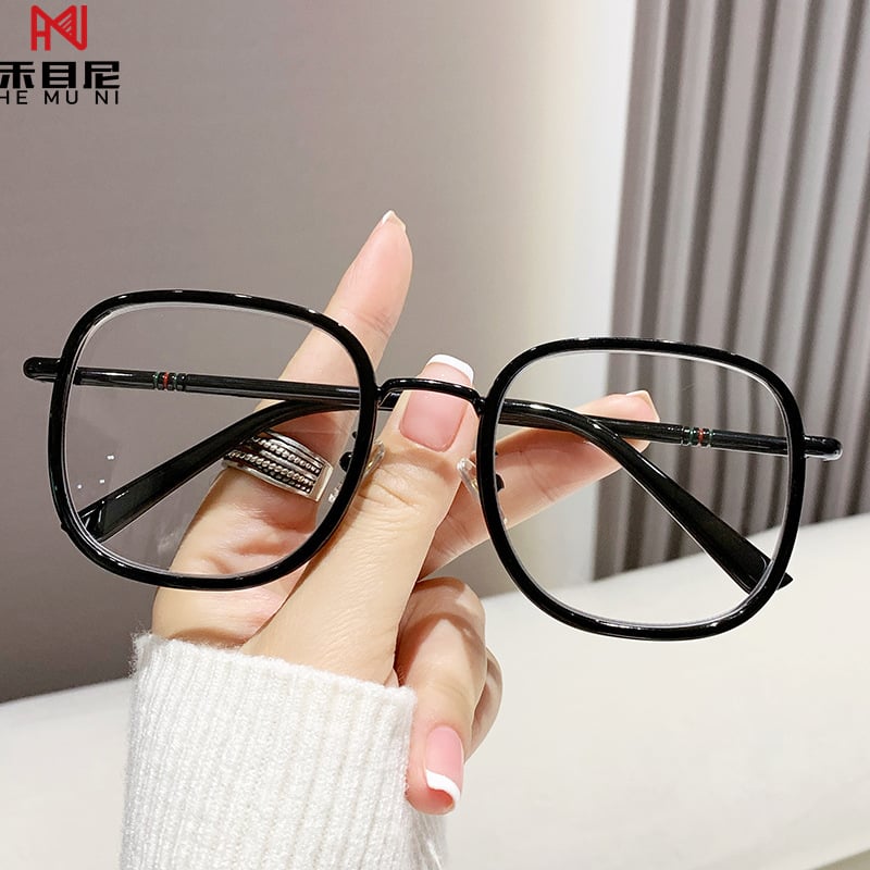 Olvasószemüveg gyanta lencsékkel; sugárzás elleni, UV- és kékfény elleni védelem; közeli és távoli látás támogatása; teljes keretű TR fém keret.