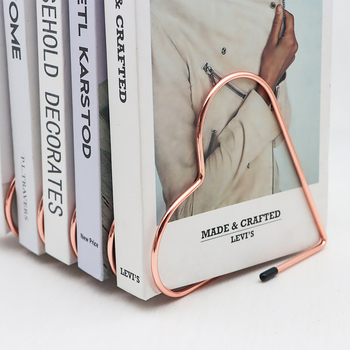 Išsitiesiantis širdies formos metalinis knygų laikiklis ant stalo – kompaktiškas žurnalų laikymo laikiklis. Modelis: Shrink bookend; Prekės kodas: Retractable bookend; Medžiaga: Metalas; Grynasis svoris: 275 g