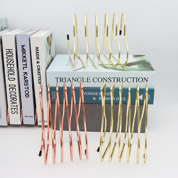 Išsitiesiantis širdies formos metalinis knygų laikiklis ant stalo – kompaktiškas žurnalų laikymo laikiklis. Modelis: Shrink bookend; Prekės kodas: Retractable bookend; Medžiaga: Metalas; Grynasis svoris: 275 g