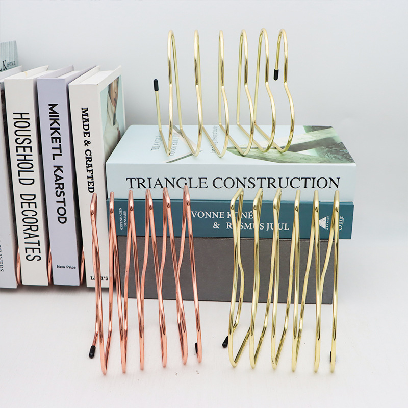 Išsitiesiantis širdies formos metalinis knygų laikiklis ant stalo – kompaktiškas žurnalų laikymo laikiklis. Modelis: Shrink bookend; Prekės kodas: Retractable bookend; Medžiaga: Metalas; Grynasis svoris: 275 g