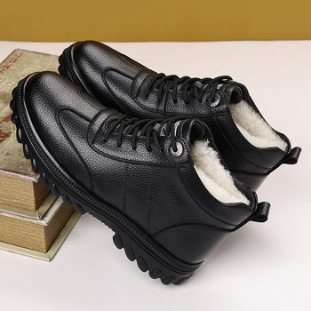 Žiemos sniego batai: viršus iš superpluošto, vidus iš vilnos ir avių odos patchwork, padas iš neslidžios gumos, kulnas žemas 1–3 cm (neslidūs; laiko šilumą; atsparūs dėvėjimui)