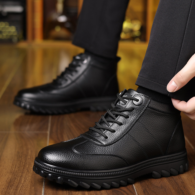 Žiemos sniego batai: viršus iš superpluošto, vidus iš vilnos ir avių odos patchwork, padas iš neslidžios gumos, kulnas žemas 1–3 cm (neslidūs; laiko šilumą; atsparūs dėvėjimui)