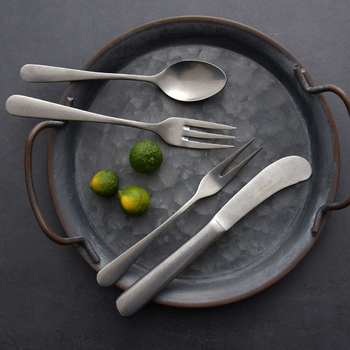 Peilių ir šakučių rinkinys: 210 nerūdijančio plieno, veidrodinis poliravimas, lengvas prabangus retro stilius, įskaičiuota steak peilis, šakutė, vaisių šaukštas ir desertinis šaukštas, su spaudu logotipu