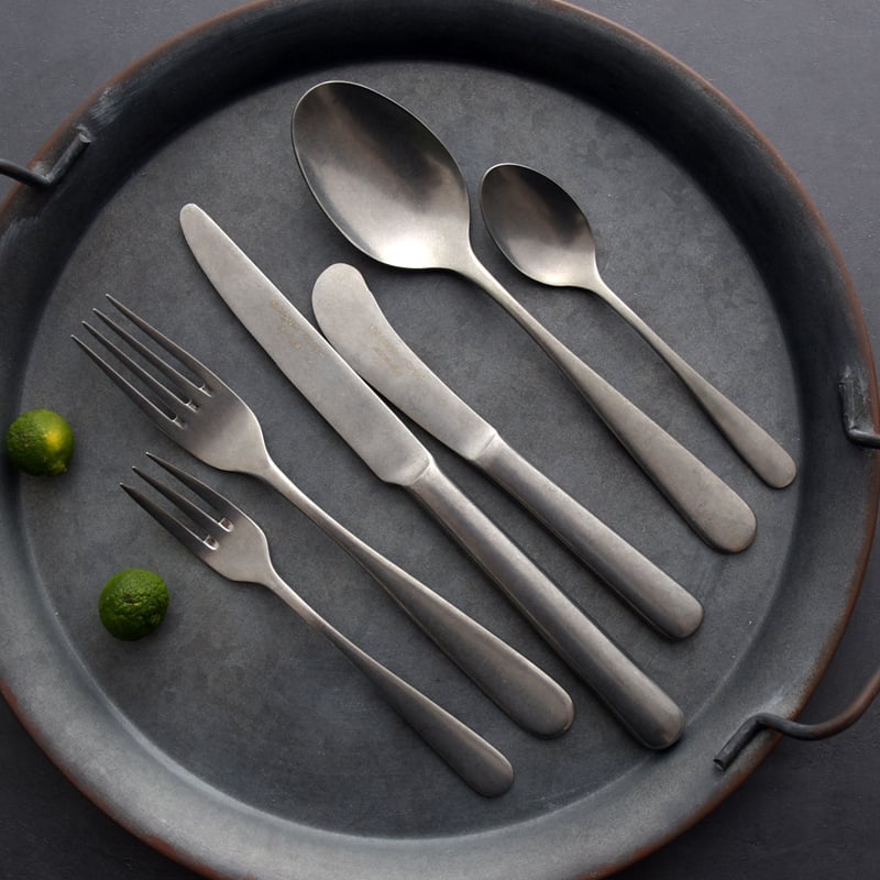 Peilių ir šakučių rinkinys: 210 nerūdijančio plieno, veidrodinis poliravimas, lengvas prabangus retro stilius, įskaičiuota steak peilis, šakutė, vaisių šaukštas ir desertinis šaukštas, su spaudu logotipu