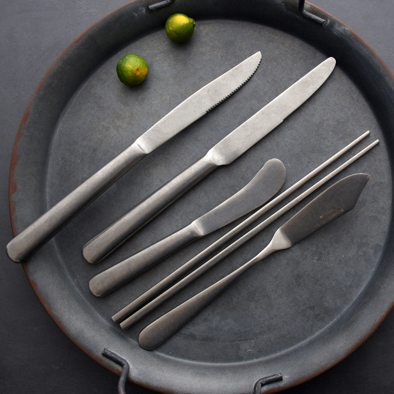 Peilių ir šakučių rinkinys: 210 nerūdijančio plieno, veidrodinis poliravimas, lengvas prabangus retro stilius, įskaičiuota steak peilis, šakutė, vaisių šaukštas ir desertinis šaukštas, su spaudu logotipu