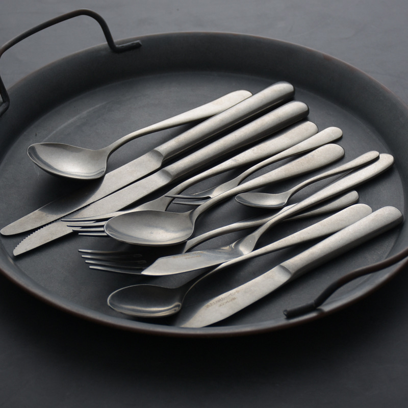 Peilių ir šakučių rinkinys: 210 nerūdijančio plieno, veidrodinis poliravimas, lengvas prabangus retro stilius, įskaičiuota steak peilis, šakutė, vaisių šaukštas ir desertinis šaukštas, su spaudu logotipu