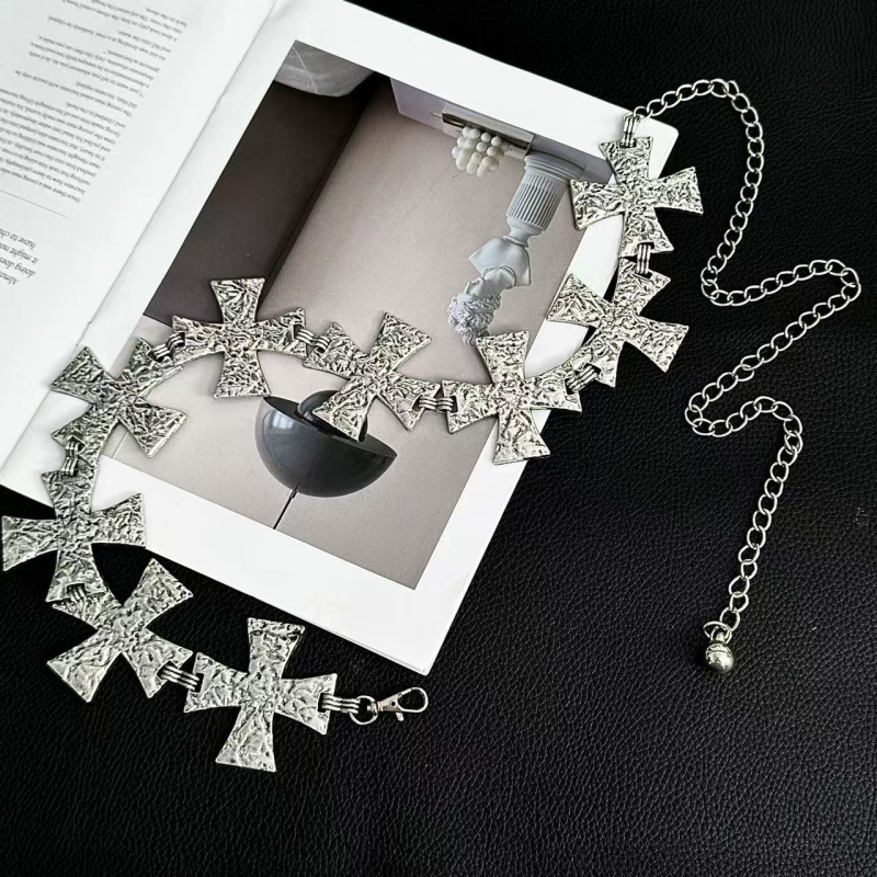 Metalo juosmens grandinėlė su kryžiaus motyvu, hip-hop stilius, pritaikymas galimas