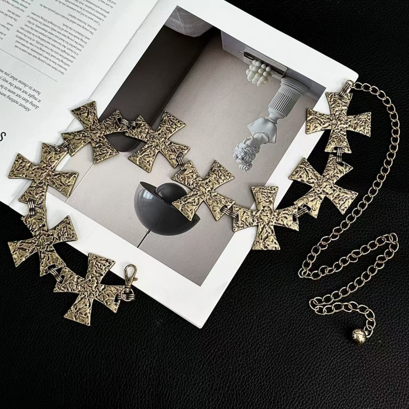 Metalo juosmens grandinėlė su kryžiaus motyvu, hip-hop stilius, pritaikymas galimas