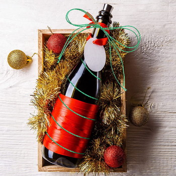 Auksinio ir sidabro siūlas | Prekės ženklas: Pure plain weave; Pagrindinė medžiaga: poliesteris; Pritaikymas: apyrankėms, etikečių virvėms, avalynei, bagažo aksesuarams, siuvinėjimui.