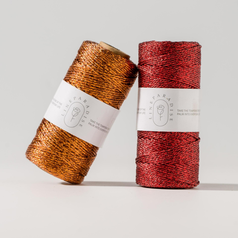 Auksinio ir sidabro siūlas | Prekės ženklas: Pure plain weave; Pagrindinė medžiaga: poliesteris; Pritaikymas: apyrankėms, etikečių virvėms, avalynei, bagažo aksesuarams, siuvinėjimui.