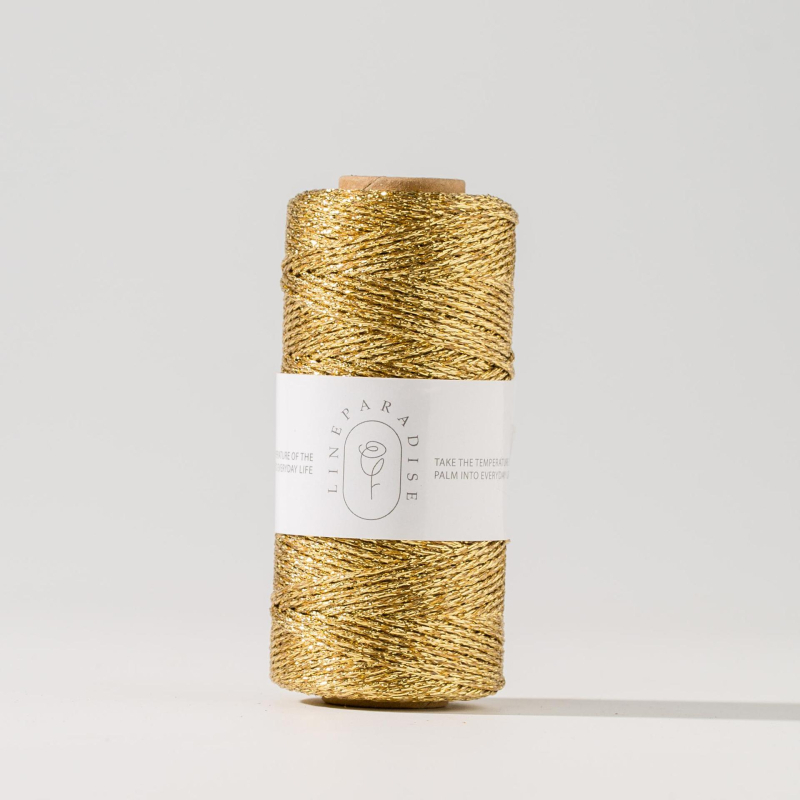 Auksinio ir sidabro siūlas | Prekės ženklas: Pure plain weave; Pagrindinė medžiaga: poliesteris; Pritaikymas: apyrankėms, etikečių virvėms, avalynei, bagažo aksesuarams, siuvinėjimui.