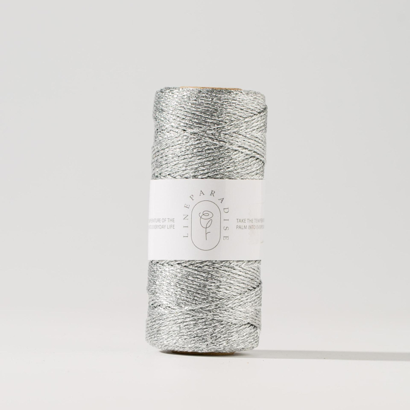 Auksinio ir sidabro siūlas | Prekės ženklas: Pure plain weave; Pagrindinė medžiaga: poliesteris; Pritaikymas: apyrankėms, etikečių virvėms, avalynei, bagažo aksesuarams, siuvinėjimui.