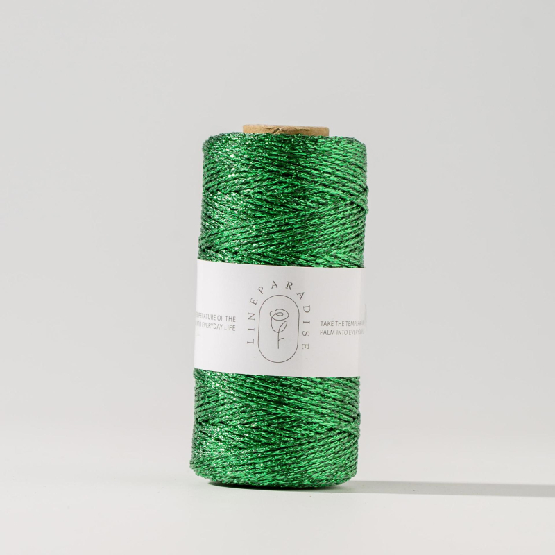 Auksinio ir sidabro siūlas | Prekės ženklas: Pure plain weave; Pagrindinė medžiaga: poliesteris; Pritaikymas: apyrankėms, etikečių virvėms, avalynei, bagažo aksesuarams, siuvinėjimui.