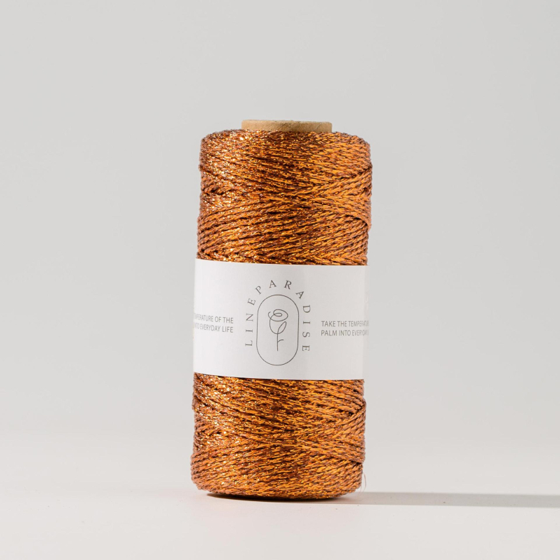 Auksinio ir sidabro siūlas | Prekės ženklas: Pure plain weave; Pagrindinė medžiaga: poliesteris; Pritaikymas: apyrankėms, etikečių virvėms, avalynei, bagažo aksesuarams, siuvinėjimui.