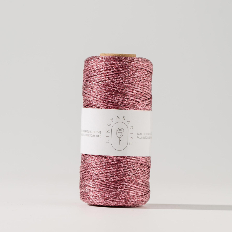 Auksinio ir sidabro siūlas | Prekės ženklas: Pure plain weave; Pagrindinė medžiaga: poliesteris; Pritaikymas: apyrankėms, etikečių virvėms, avalynei, bagažo aksesuarams, siuvinėjimui.