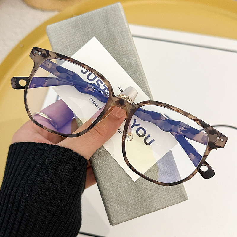 Akiniai su padengtais lęšiais, plastmasinis rėmas, modelis 11546, lęšio storis 1.0 mm, pavasaris 2025