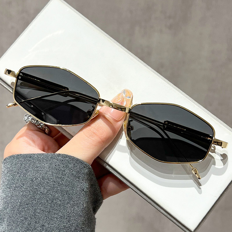 Metaliniai akiniai rėmeliai cat-eye stiliaus su polygonal dizainu, reguliuojamas rėmas, lęšiai nuo mėlynos šviesos, lęšių storis 1.0 mm, modelis 12019.