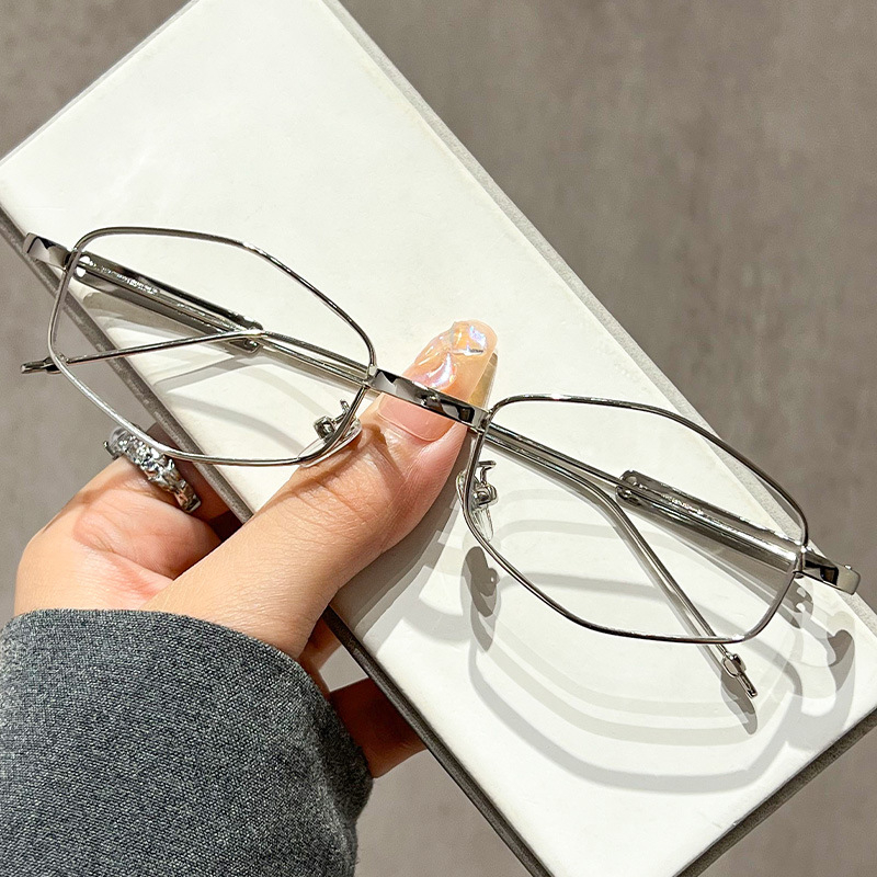 Metaliniai akiniai rėmeliai cat-eye stiliaus su polygonal dizainu, reguliuojamas rėmas, lęšiai nuo mėlynos šviesos, lęšių storis 1.0 mm, modelis 12019.