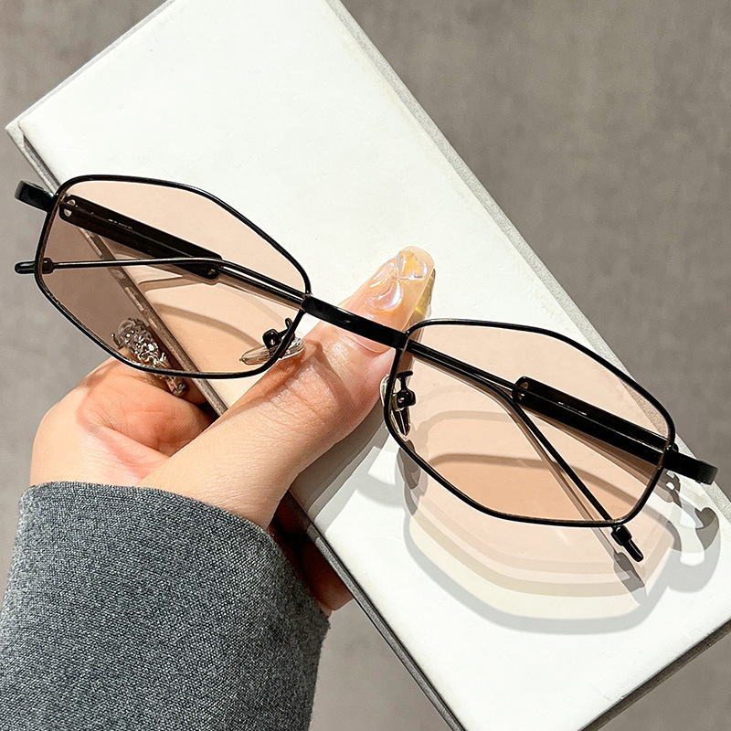 Metaliniai akiniai rėmeliai cat-eye stiliaus su polygonal dizainu, reguliuojamas rėmas, lęšiai nuo mėlynos šviesos, lęšių storis 1.0 mm, modelis 12019.