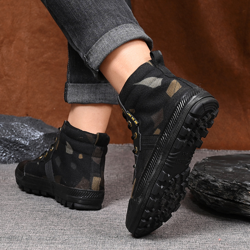 Pantofi sport camuflați din pânză – respirabili, impermeabili, antiderapanti, rezistenți; talpă din cauciuc; gleznă joasă; vârf rotund