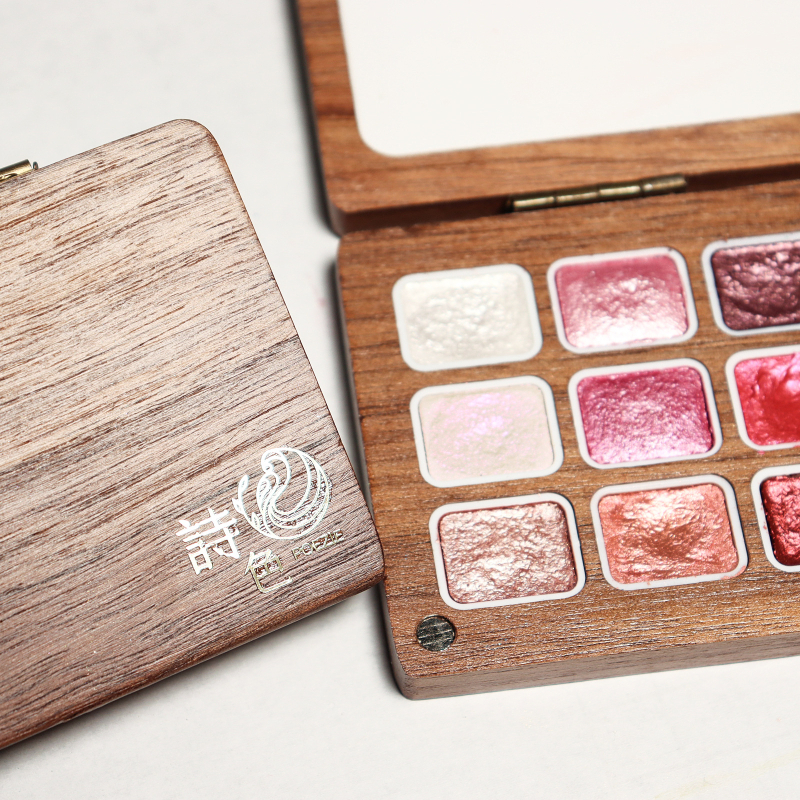 Perleťová pevná akvarelová farba v orechovej krabičke, ručne vyrobená, 24 trubičiek po 1 ml