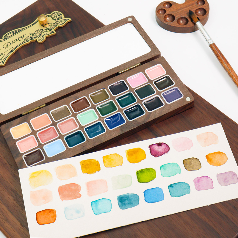 Perleťová pevná akvarelová farba v orechovej krabičke, ručne vyrobená, 24 trubičiek po 1 ml