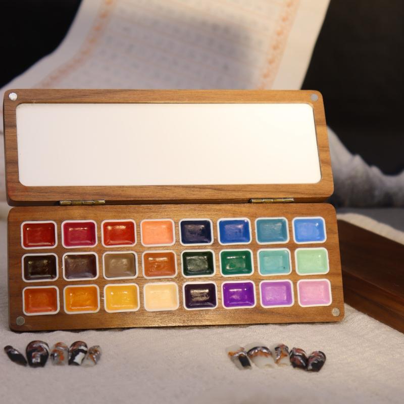 Perleťová pevná akvarelová farba v orechovej krabičke, ručne vyrobená, 24 trubičiek po 1 ml