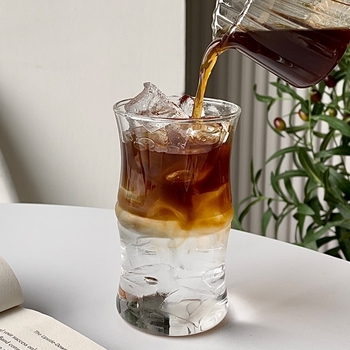 Чаша за напитки от висок боросиликатно стъкло, еднослойна, неравна форма, с печатано лого, ръчно издухана