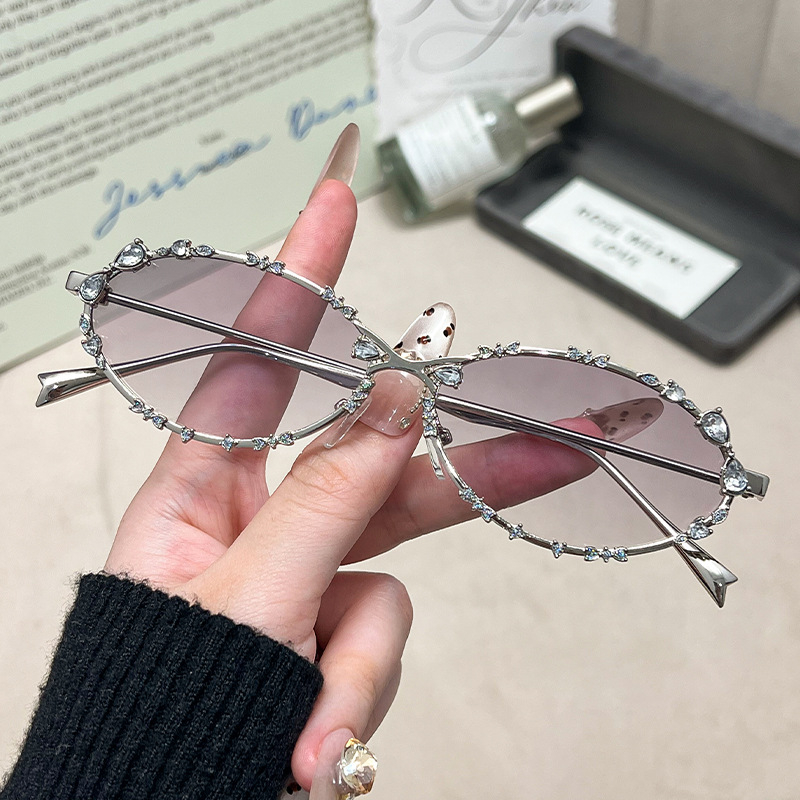 Ovalios formos akiniai nuo saulės su metaliniu rėmeliu, deimantinio kaspino dizainas, padengti lęšiai, lęšio storis 1.0 mm, skaidrumas 99%, modelis 7631