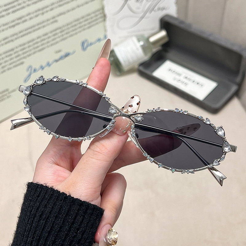 Ovalios formos akiniai nuo saulės su metaliniu rėmeliu, deimantinio kaspino dizainas, padengti lęšiai, lęšio storis 1.0 mm, skaidrumas 99%, modelis 7631