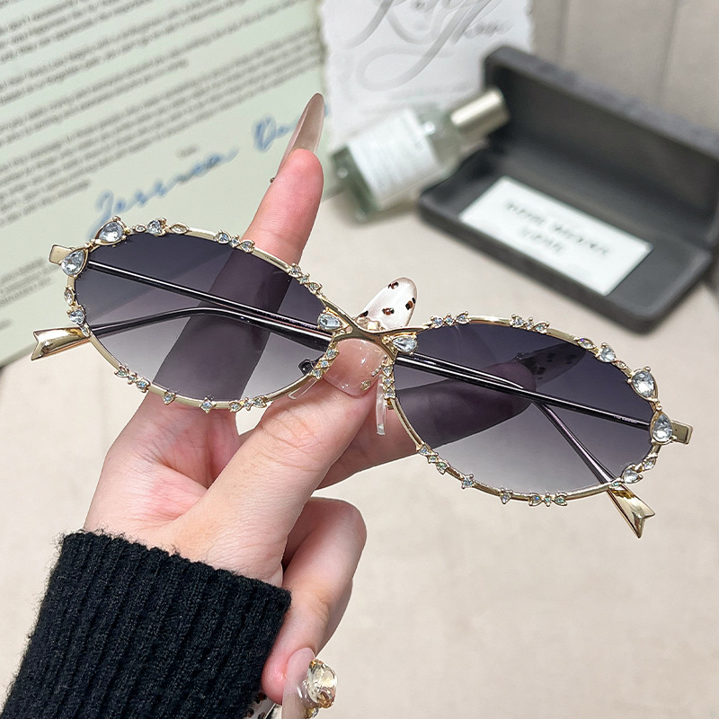 Ovalios formos akiniai nuo saulės su metaliniu rėmeliu, deimantinio kaspino dizainas, padengti lęšiai, lęšio storis 1.0 mm, skaidrumas 99%, modelis 7631