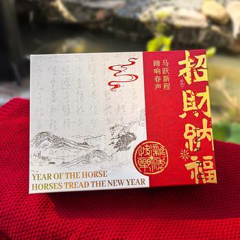 Kingituste komplekt termos ja salliga | Pidulik Hiina stiil, Hobuseaasta teema | Materjal: kaetud paber + hall kartong; Bränd: Keyan; Tootmine: trükkimine + kuumpress; Karbi tüüp: õnnelik kingituste karp; Kaasas vastuvõtu kott hobuse motiiviga