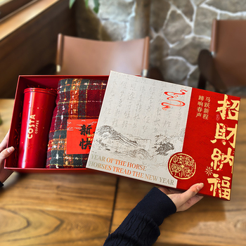 Kingituste komplekt termos ja salliga | Pidulik Hiina stiil, Hobuseaasta teema | Materjal: kaetud paber + hall kartong; Bränd: Keyan; Tootmine: trükkimine + kuumpress; Karbi tüüp: õnnelik kingituste karp; Kaasas vastuvõtu kott hobuse motiiviga