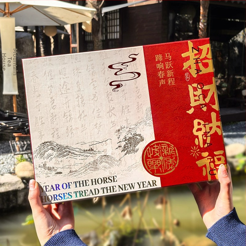 Kingituste komplekt termos ja salliga | Pidulik Hiina stiil, Hobuseaasta teema | Materjal: kaetud paber + hall kartong; Bränd: Keyan; Tootmine: trükkimine + kuumpress; Karbi tüüp: õnnelik kingituste karp; Kaasas vastuvõtu kott hobuse motiiviga