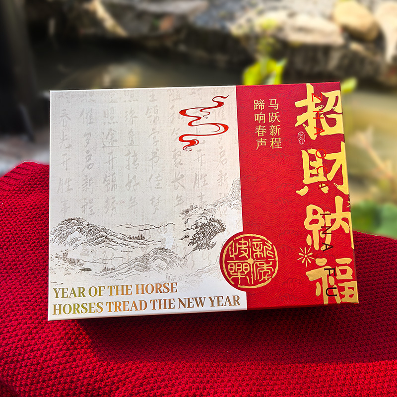 Kingituste komplekt termos ja salliga | Pidulik Hiina stiil, Hobuseaasta teema | Materjal: kaetud paber + hall kartong; Bränd: Keyan; Tootmine: trükkimine + kuumpress; Karbi tüüp: õnnelik kingituste karp; Kaasas vastuvõtu kott hobuse motiiviga