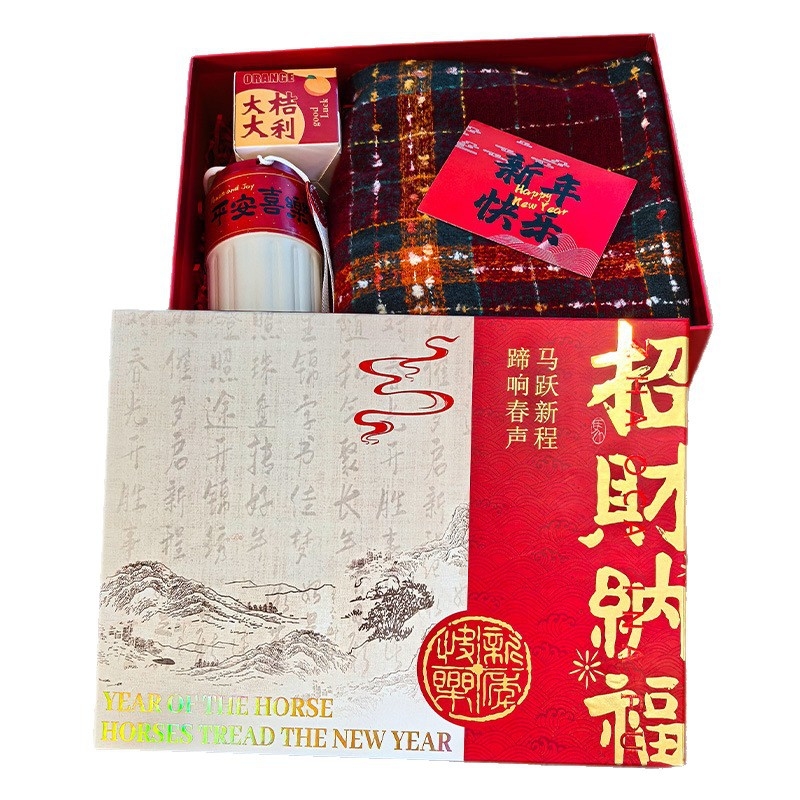 Kingituste komplekt termos ja salliga | Pidulik Hiina stiil, Hobuseaasta teema | Materjal: kaetud paber + hall kartong; Bränd: Keyan; Tootmine: trükkimine + kuumpress; Karbi tüüp: õnnelik kingituste karp; Kaasas vastuvõtu kott hobuse motiiviga