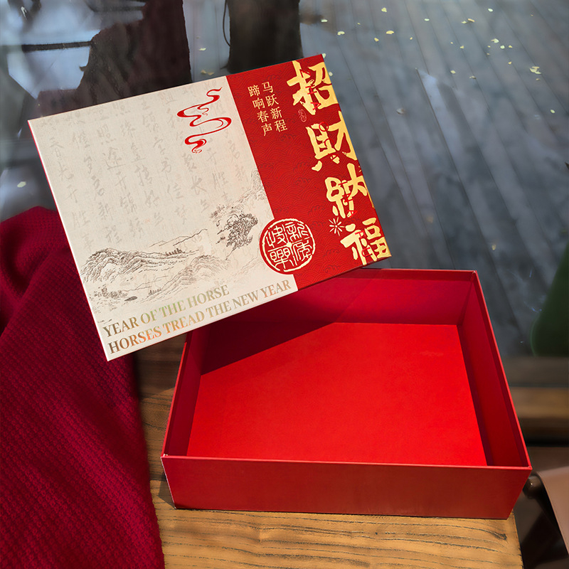 Kingituste komplekt termos ja salliga | Pidulik Hiina stiil, Hobuseaasta teema | Materjal: kaetud paber + hall kartong; Bränd: Keyan; Tootmine: trükkimine + kuumpress; Karbi tüüp: õnnelik kingituste karp; Kaasas vastuvõtu kott hobuse motiiviga