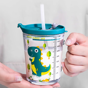 Gyerekeknek készült üveges tej pohár fedővel és fogantyúval, vastagított soda-lime üveg, mérőskála, karikatúra mintával