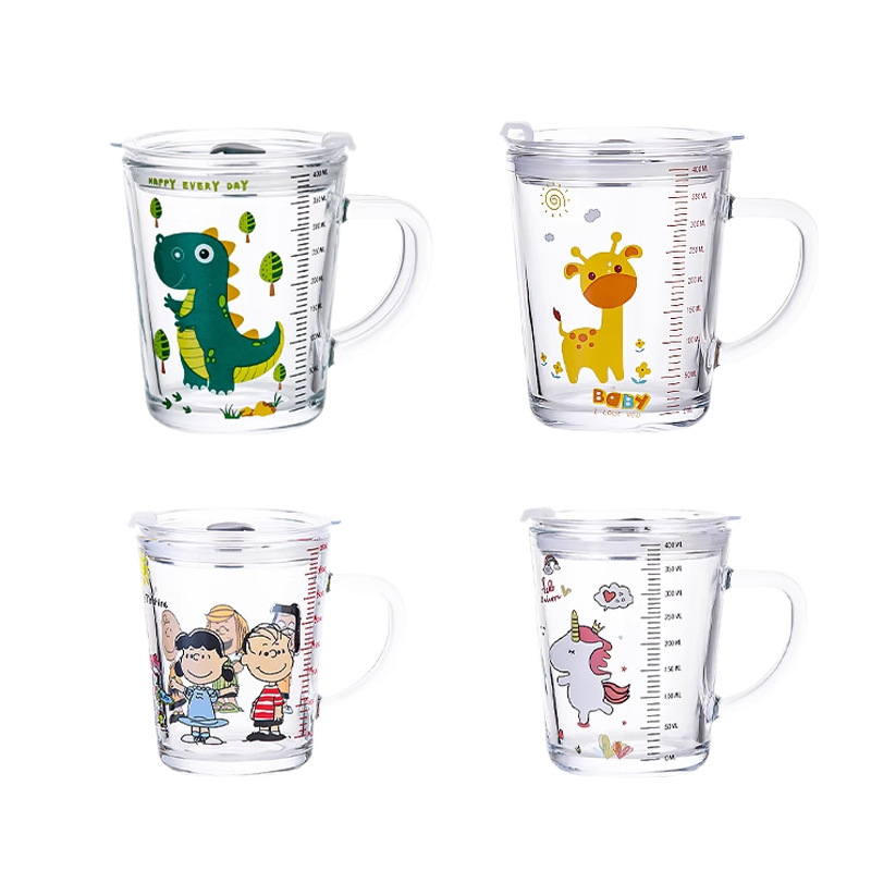 Gyerekeknek készült üveges tej pohár fedővel és fogantyúval, vastagított soda-lime üveg, mérőskála, karikatúra mintával