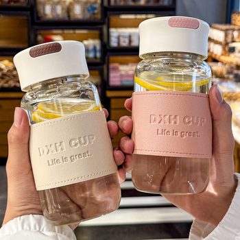 Стъклена чаша от боросиликатно стъкло с калъф за чаша — термоустойчива, изолирана и непроливаща.