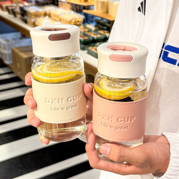 Стъклена чаша от боросиликатно стъкло с калъф за чаша — термоустойчива, изолирана и непроливаща.