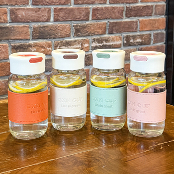 Стъклена чаша от боросиликатно стъкло с калъф за чаша — термоустойчива, изолирана и непроливаща.