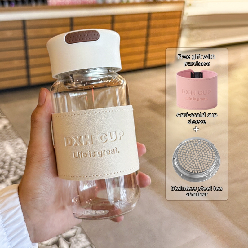 Стъклена чаша от боросиликатно стъкло с калъф за чаша — термоустойчива, изолирана и непроливаща.